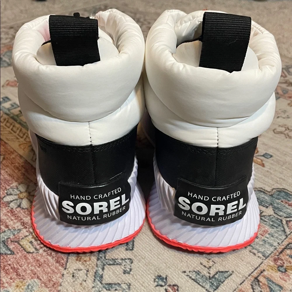 Sorel Out N About Quilted Boots Women’s Size 6 White Red Puffer Winter Shoes